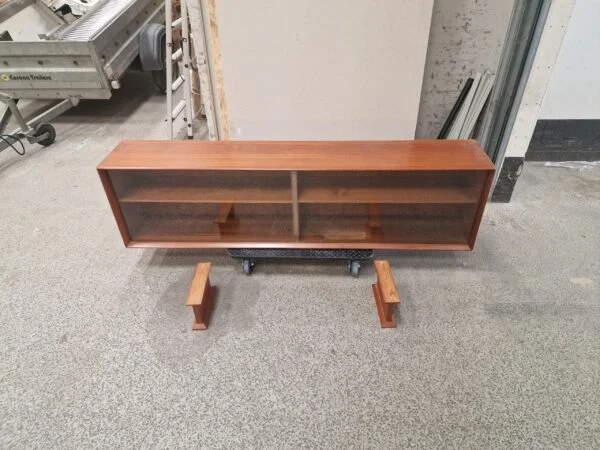 Skovby Lang lav skænk i teak med glas-skydelåger, Skovby — billede 2