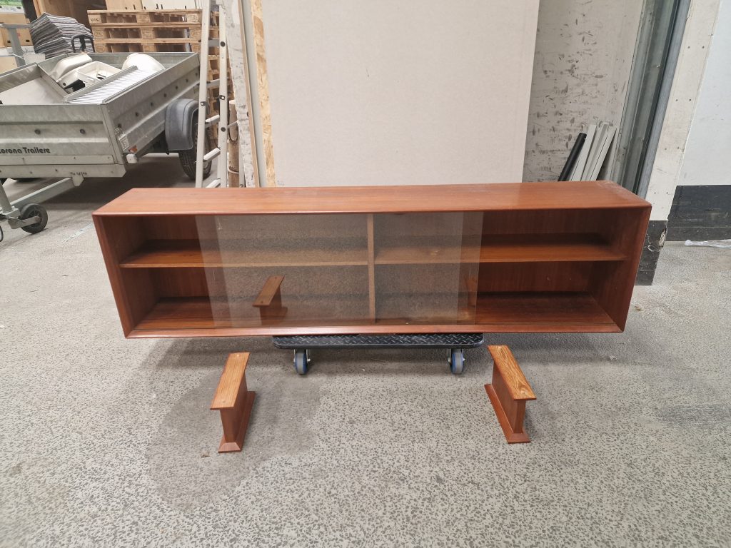 Skovby Lang lav skænk i teak med glas-skydelåger, Skovby