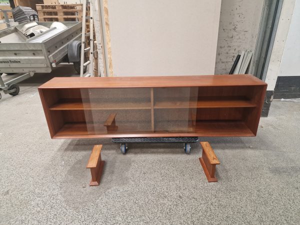 Lang lav skænk i teak med glas-skydelåger, Skovby