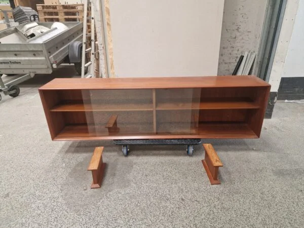 Lang lav skænk i teak med glas-skydelåger, Skovby