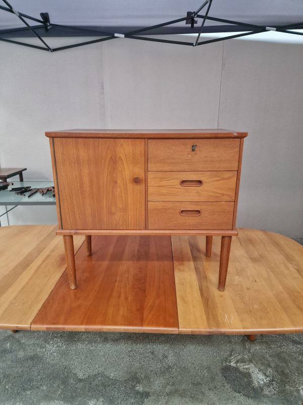 Natbord med skuffer og låge, teak