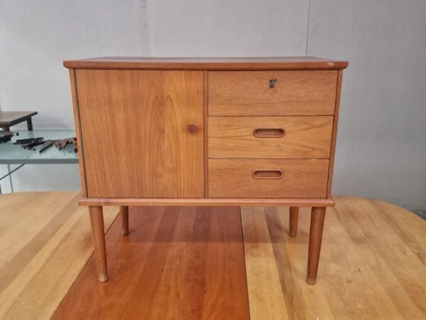 Natbord med skuffer og låge, teak