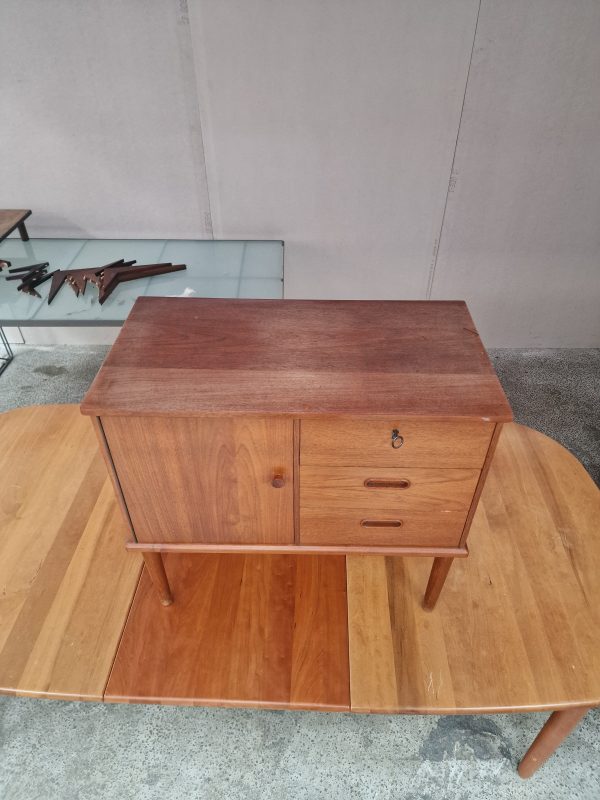 Natbord med skuffer og låge, teak