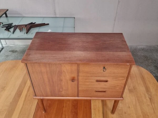 Vinde Møbelfabrik Natbord med skuffer og låge, teak — billede 4