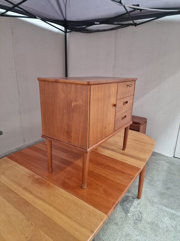 Natbord med skuffer og låge, teak