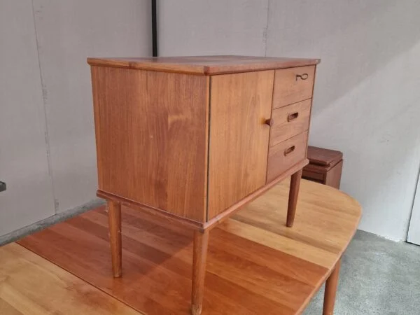 Vinde Møbelfabrik Natbord med skuffer og låge, teak — billede 5