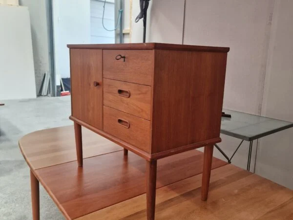 Vinde Møbelfabrik Natbord med skuffer og låge, teak — billede 6