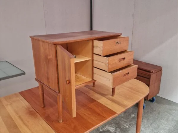 Vinde Møbelfabrik Natbord med skuffer og låge, teak — billede 7