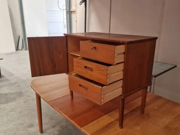 Vinde Møbelfabrik Natbord med skuffer og låge, teak — billede 8