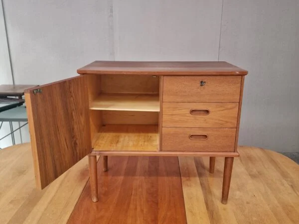 Vinde Møbelfabrik Natbord med skuffer og låge, teak — billede 9