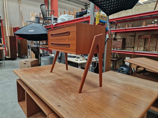 Sengebord/entrékommode på smukke skrå ben, teak, A.P. Svenstrup
