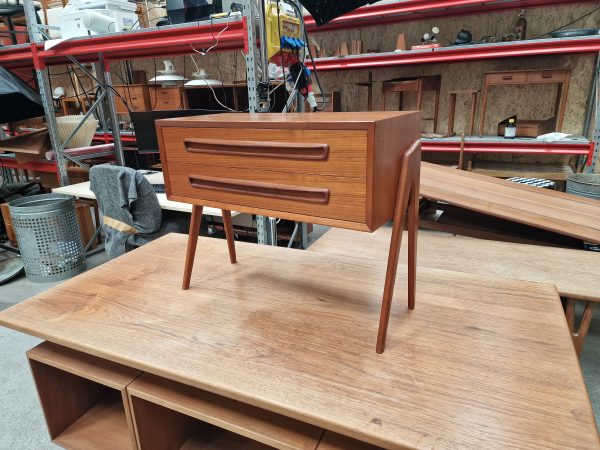 Sengebord/entrékommode på smukke skrå ben, teak, A.P. Svenstrup