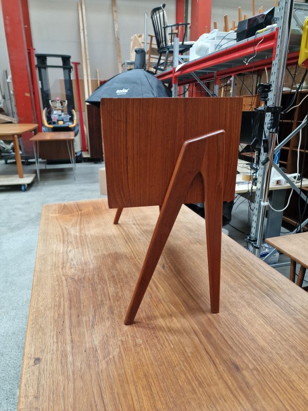 Sengebord/entrékommode på smukke skrå ben, teak, A.P. Svenstrup