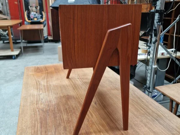 A.P. Svenstrup Sengebord/entrékommode på smukke skrå ben, teak, A.P. Svenstrup — billede 3
