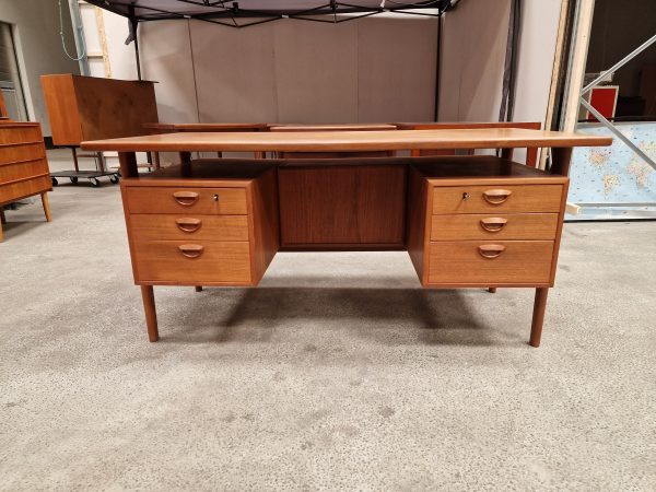 Fritstående skrivebord i teak af Kai Kristiansen model FM 60