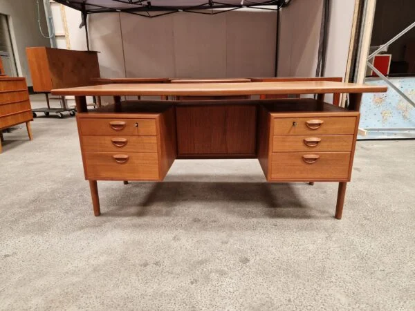 Fritstående skrivebord i teak af Kai Kristiansen model FM 60