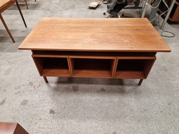 Fritstående skrivebord i teak af Kai Kristiansen model FM 60