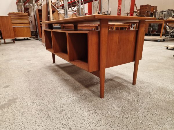 Fritstående skrivebord i teak af Kai Kristiansen model FM 60