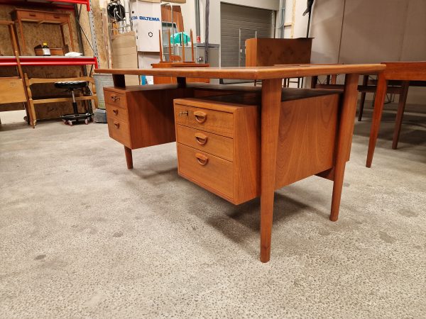 Fritstående skrivebord i teak af Kai Kristiansen model FM 60