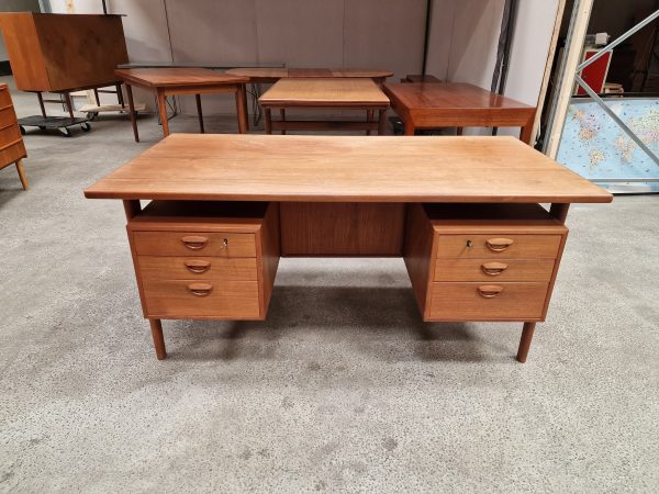 Fritstående skrivebord i teak af Kai Kristiansen model FM 60
