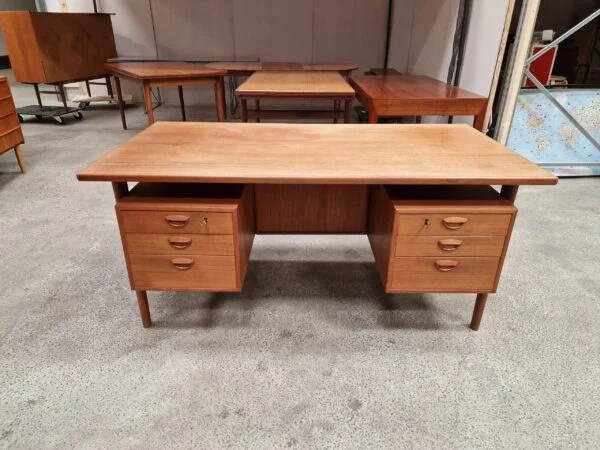Kai Kristiansen model FM 60, Feldballes Møbelfabrik, Illums Bolighus Fritstående skrivebord i teak af Kai Kristiansen model FM 60 — billede 5