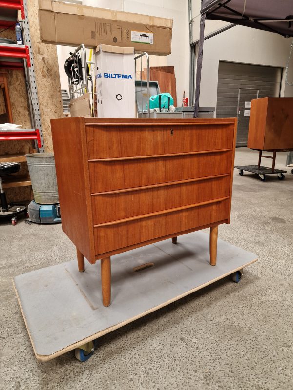 Kommode i teak, 76 x 41 x 77