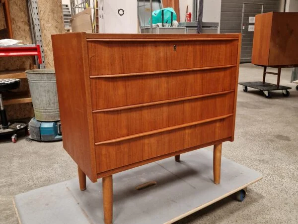 Kommode i teak, 76 x 41 x 77