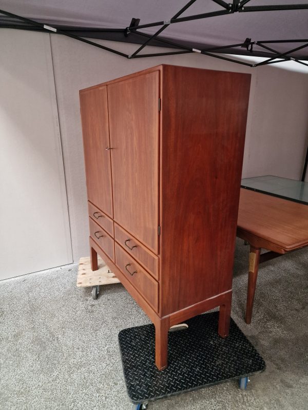 Teak skab på høje ben