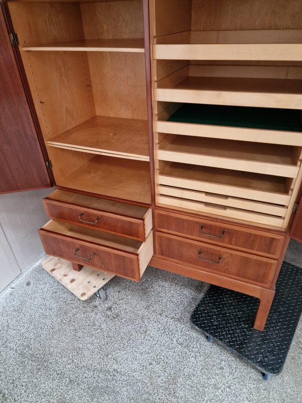 Teak skab på høje ben