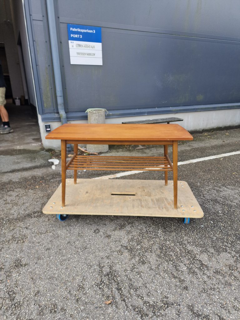 Sofabord med pindehylde, teak