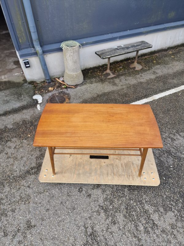 Sofabord med pindehylde, teak