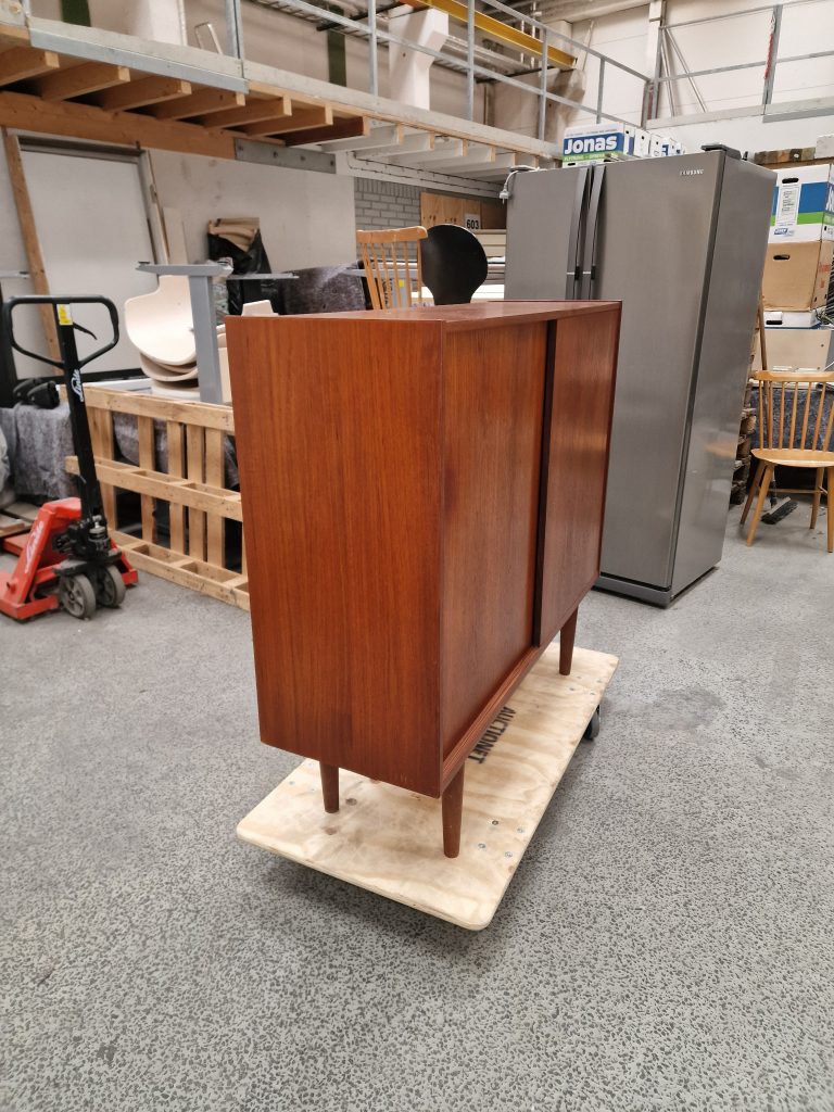 Skænk i teak med skydelåger og hylder — billede 7