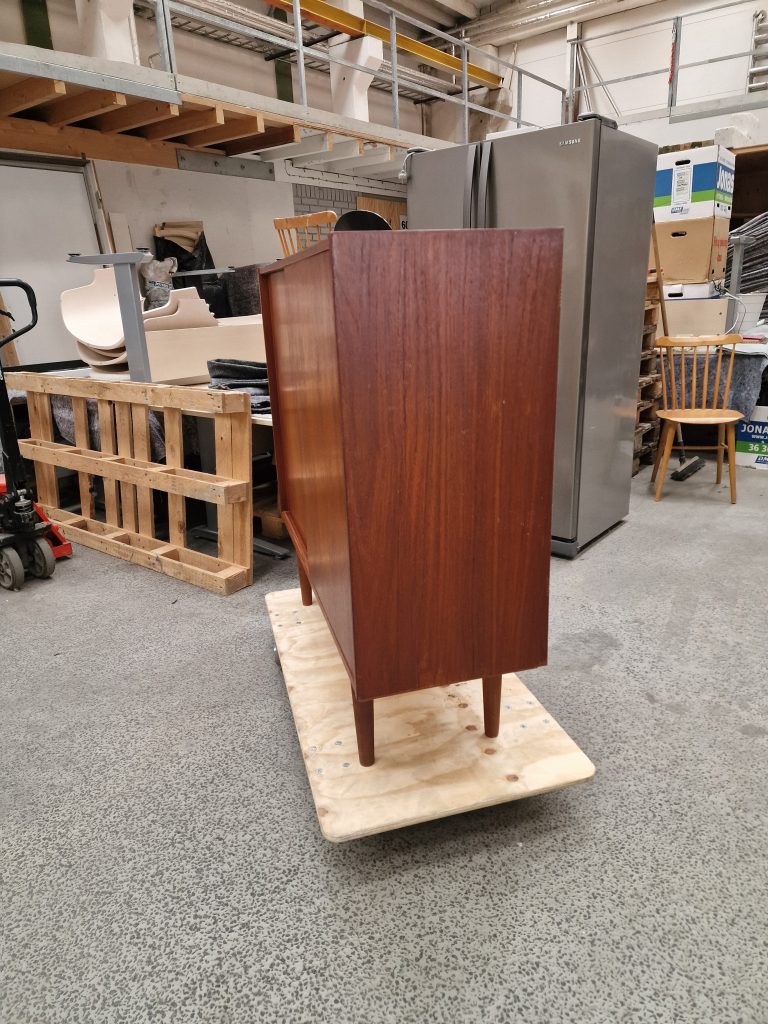 Skænk i teak med skydelåger og hylder — billede 9