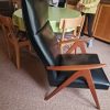 Lænestol med sort læder/skai og skrå ben og armlæn af massiv teak