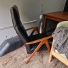 Lænestol med sort læder/skai og skrå ben og armlæn af massiv teak
