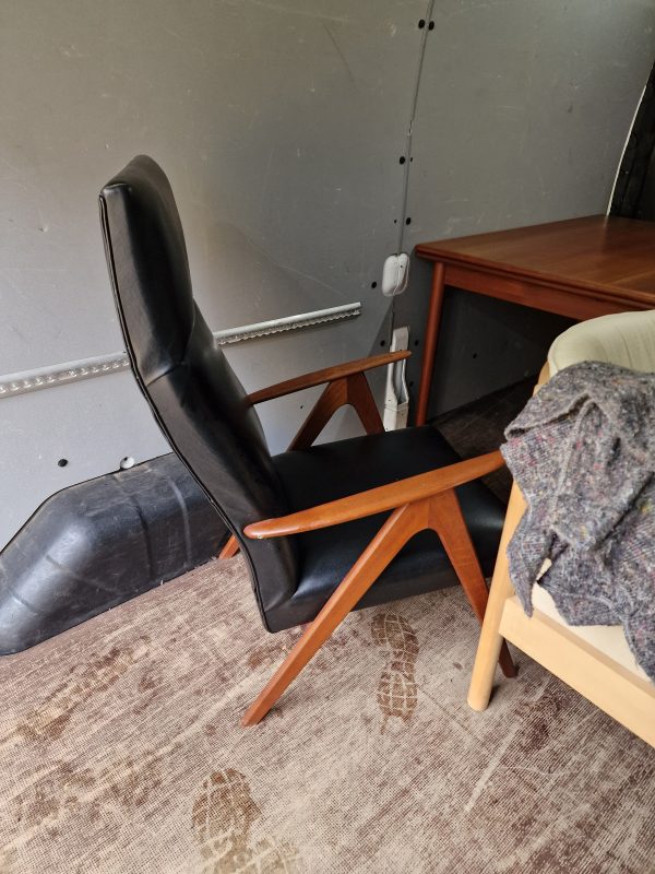 Lænestol med sort læder/skai og skrå ben og armlæn af massiv teak