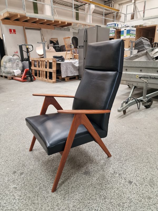 Lænestol med sort læder/skai og skrå ben og armlæn af massiv teak