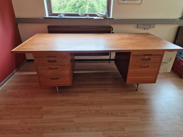 Skrivebord, meget stort, to sider skuffer