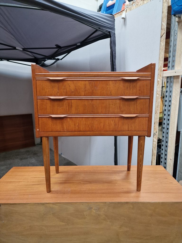 Entrekommode i teak