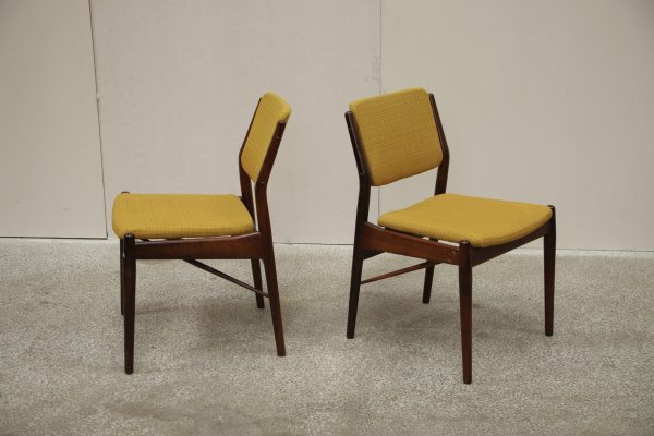 To spisestole i palisander af Arne Vodder, produceret hos Sibast Furniture