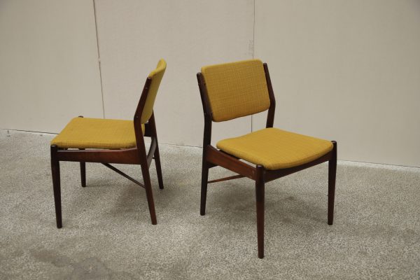 To spisestole i palisander af Arne Vodder, produceret hos Sibast Furniture