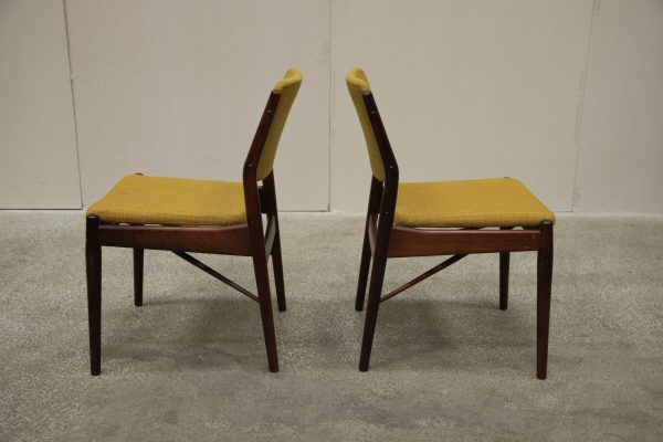 To spisestole i palisander af Arne Vodder, produceret hos Sibast Furniture