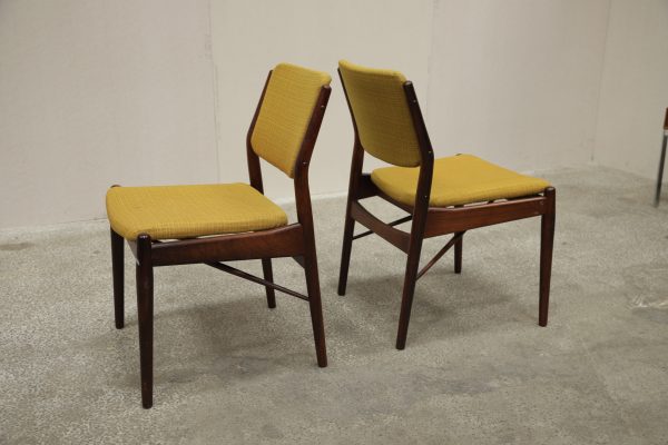 To spisestole i palisander af Arne Vodder, produceret hos Sibast Furniture