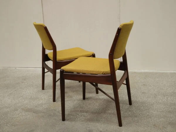 To spisestole i palisander af Arne Vodder, produceret hos Sibast Furniture