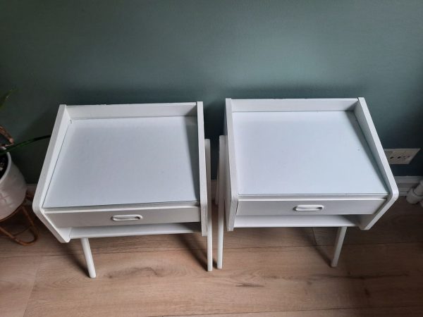 To hvidmalede natborde med skrå ben