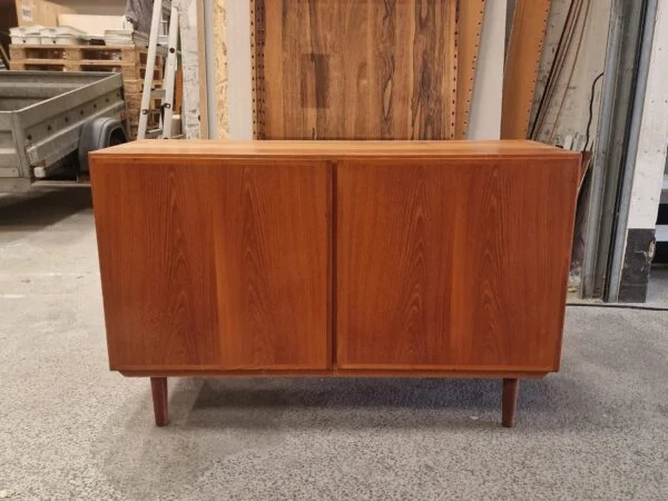 Skænk i teak, Omann Jr model 4