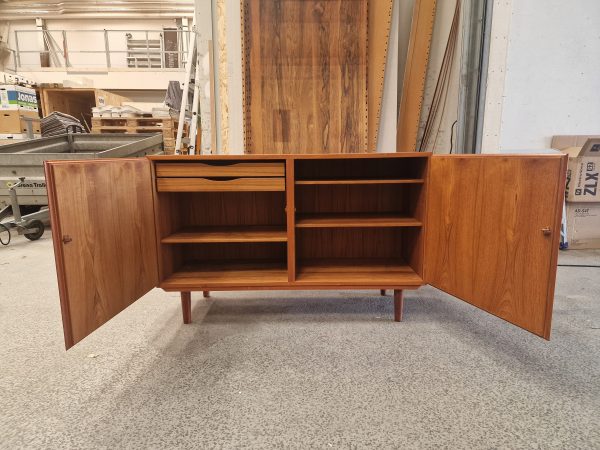 Skænk i teak, Omann Jr model 4