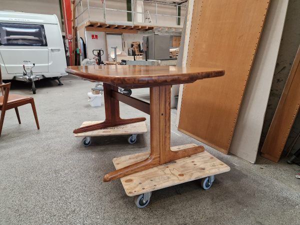Ovalt spisebord med to tillægsplader, Skovby