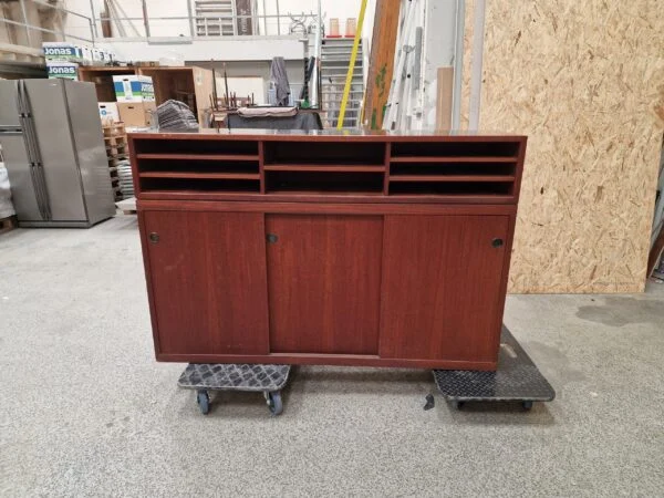 Bar i teak med sort formica og skydelåger