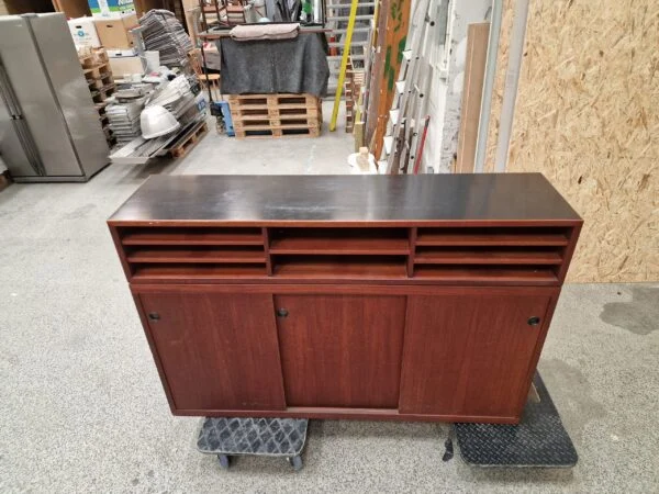 Bar i teak med sort formica og skydelåger — billede 2